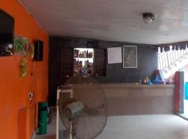 Latindoes Guest House and Bar, hotel v destinaci Epe