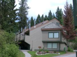 Akiskinook Resort on Lake Windermere - 1 Bedroom Condo - Sleeps 4 - Indoor Pool - Hot Tub - Sandy Beach - Hot Springs - Golf - 12 Courses - Walk to Town - Shopping - Dining - Local Pubs, hotell i Invermere