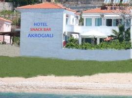 Akrogiali Hotel, serviced apartment in Plomarion