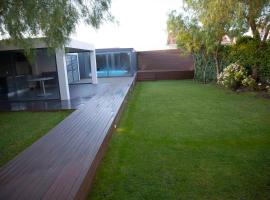 Apartment with Garden and Pool, hotel i Estoril