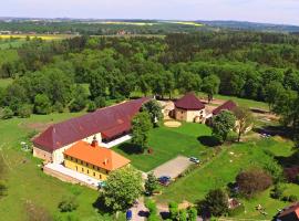 Zámecký Dvůr Černousy, hotel v destinaci V Poli