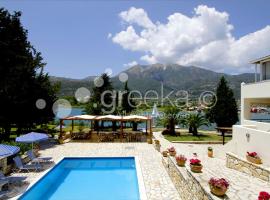 Geni Garden Apartments, hotel dicht bij: Skorpios-eiland, Yenion