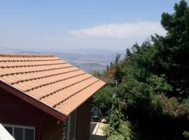 Cabin In The View، فندق في Hararit