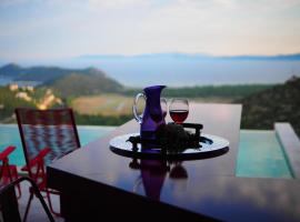 Red Grey Sea View Villa, hotel a Schinias