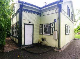 Green Garden house: Jūrmala, Melluzi Train Station yakınında bir otel
