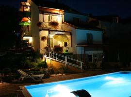 Apart H&eacute;v&iacute;zi H&aacute;z