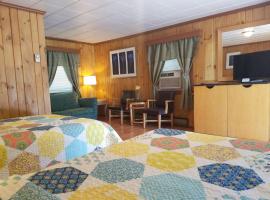 Seven Dwarfs Cabins - Brown Cabins, hotel em Lake George