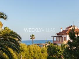 Villa Sitges Tupinetti Beach at 1 min walk Amaizing Garden and View Center Sitges 5 minutes walk NO NEED CAR, hotel a Sitges