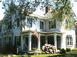 Isaiah Jones Homestead Bed and Breakfast، فندق بالقرب من Heritage Museums & Gardens، ساندويتش