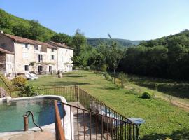 Nabat le Haut, chambre et table d'hotes โรงแรมที่มีที่จอดรถในCourniou