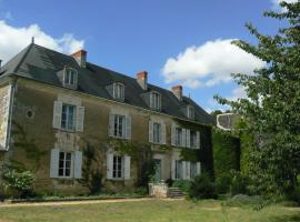 Manoir De Vilaines, guest house in Varennes