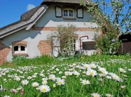 Ferienhaus unterm Reetdach, hotel en Ostseebad Sellin