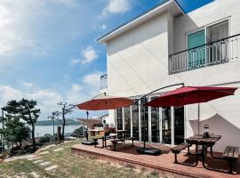 Yeosu Blooming Pension, hotel in Yeosu