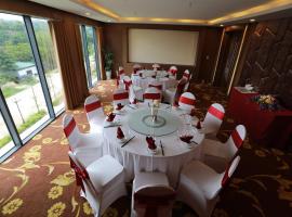 Muong Thanh Holiday Con Cuong, hotel with hot tubs in Con Cuông