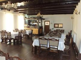 Pensiune Restaurant la Pogace, hotel perto de Merry Cemetery, Săpînţa