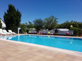 Mandel Camping, hotel en Paloznak