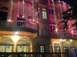 Seventh Heaven Inn Rishikesh, hotell sihtkohas Rishīkesh huviväärsuse Sild Laxman Jhula lähedal