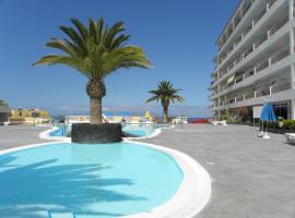 First Line Beach Apartment with Ocean View La Arena, hotell i Puerto de Santiago