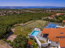 Villa Krasica - Private Tennis Court, Sauna & Jacuzzi, Hotel in Krasica