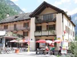 Ristorante Alpino โรงแรมที่มีที่จอดรถในSonogno