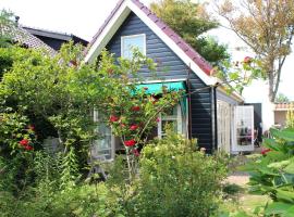 Zomerhuisje op Huisduinen, hôtel à Huisduinen