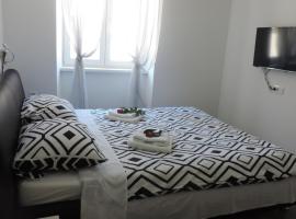 Apartment & room Ivan, отель типа «постель и завтрак» в Шибенике
