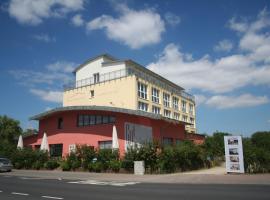 Mein SchlossHotel, hotel with parking in Heusenstamm