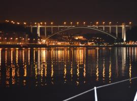 Noite a bordo c/PA em veleiro -rio Douro, ботель в Вила-Нова-ди-Гая