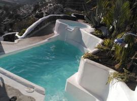 Vilna House with private pool, jacuzzi and garden -Optional pool and jacuzzi heating, kæledyrsvenligt hotel i Agaete