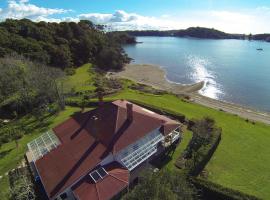 Oakura Bay Villa - Stay Waiheke, rodinný hotel v destinaci Te Whau Bay