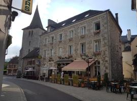 Hotel Le Saint Georges, hotel s parkiralištem u gradu 'Riom-ès-Montagnes'