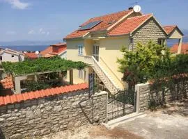 Villa Radoš - 4 Sterne, 3 Apartments für maximal 18 Gäste