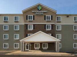 WoodSpring Suites Kansas City Mission, מלון בMerriam