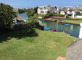 Thatch House on the Canals，聖弗朗西斯灣通往海滩的停车场附近的飯店