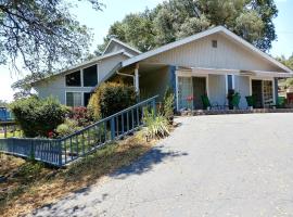 NEW CHARMING 2 BEDROOMS UNIT CLOSE TO EVERYTHING, apartment in Oakhurst