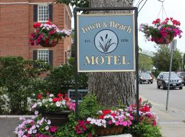 Town & Beach Motel, hotell i Falmouth