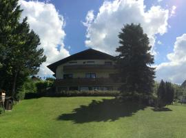 Haus Auer, hotel con campo de golf en Weyregg