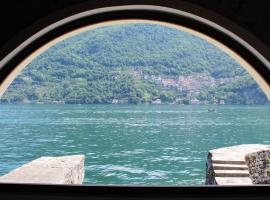 House on the lake shore of Laglio, appartement in Laglio