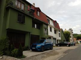Guest House Pansion 10, hotel v destinaci Cetinje