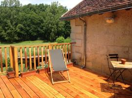 studio avec terrasse Abbaye d'Aiguevive, отель в городе Faverolles-sur-Cher