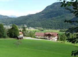 Ferienhaus Enzi, hotel v destinaci Weissbriach