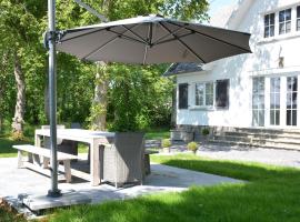 Superb holiday home with garden in Serinchamps, feriehus i Serinchamps
