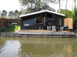 Modern chalet in a small park with a fishing pond, vakantiehuis in Geel