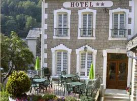 Hôtel des Voyageurs: Saint-Chély-dʼAubrac şehrinde bir otoparklı otel