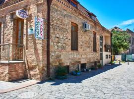 California Guest House, hotel v destinaci Gori