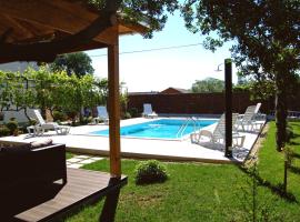 Filipovic Apartments with Pool: Biograd na Moru, Fun Park Mirnovec yakınında bir otel