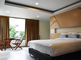 TUCK Me iN, hotel con estacionamiento en Chiang Mai