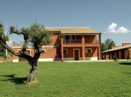 Contado San Lorenzo B&B and Wine, фермерский дом в городе Castilenti