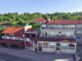 Rooms Marijana โรงแรมที่มีที่จอดรถในTrilj