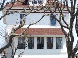 Breakwater Lodge, σαλέ σε Lower Woods Harbour